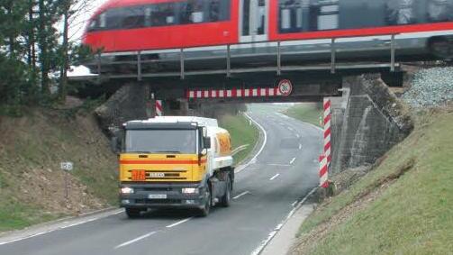 Für die Bahnunterführung sind 3,60 Meter nicht genug. Deshalb soll die Straße tiefergelegt werden. Das kostet rund 400 000 Euro.  Foto: Archiv/Stefan Geiger