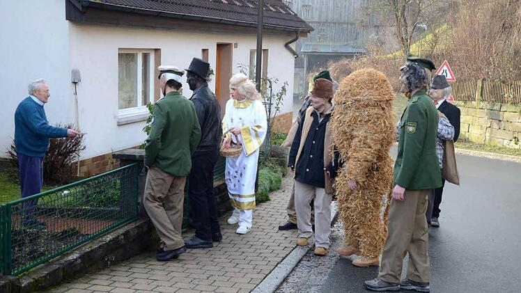 Die Trebgaster Truppe zieht von Haus zu Haus.