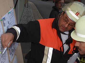 Karl Volland bei seiner Arbeit als erster Kommandant und Kreisbrandrat  Fotos: Gerhard Bauer