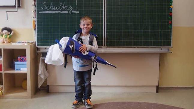 Elias in der Grundschule Königsfeld zeigt stolz seine große Schultüte