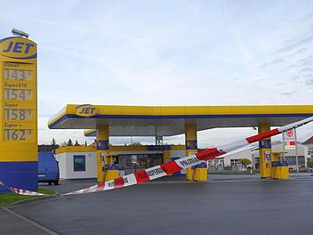 Um 8.30 Uhr bot sich an der Tankstelle dieses Bild: Eine rot-weiße Polizeiabsperrung macht ein Einfahren in die Tankstelle unmöglich. Die Spurensicherung ist noch vor Ort. Foto: Berthold Köhler