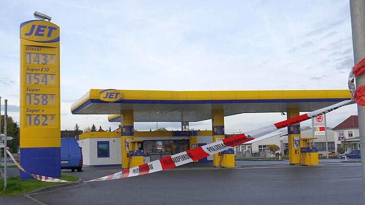Um 8.30 Uhr bot sich an der Tankstelle dieses Bild: Eine rot-weiße Polizeiabsperrung macht ein Einfahren in die Tankstelle unmöglich. Die Spurensicherung ist noch vor Ort. Foto: Berthold Köhler