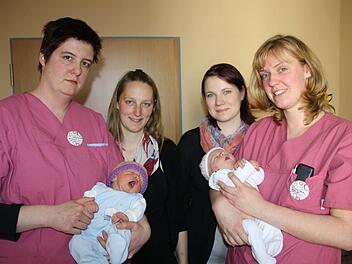 Die Hebammen Mareike Kraus (links) und Franziska Stoewer (rechts) geben den jungen Müttern Petra Schlereth und Julia Jung Tipps im Umgang mit ihren frisch geborenen Babys Louis und Ben.  Foto: Ralf Ruppert