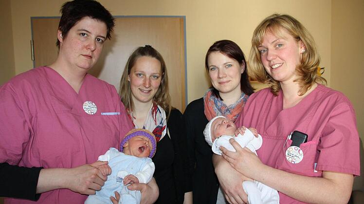 Die Hebammen Mareike Kraus (links) und Franziska Stoewer (rechts) geben den jungen Müttern Petra Schlereth und Julia Jung Tipps im Umgang mit ihren frisch geborenen Babys Louis und Ben.  Foto: Ralf Ruppert