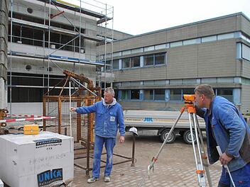 Großbaustelle Realschule: Der Anbau für die Ganztagsbetreuung mit Mensa, Aufenthalts- und Klassenräumen ist schon weit gediehen. Im Herbst soll das Gebäude fertig sein. Peter Herrmann (rechts) und Harald Neumann vom Mainleuser Baugeschäft Helmut Herrmann sind mit den Rohbauarbeiten beschäftigt.  Foto: Stephan Tiroch