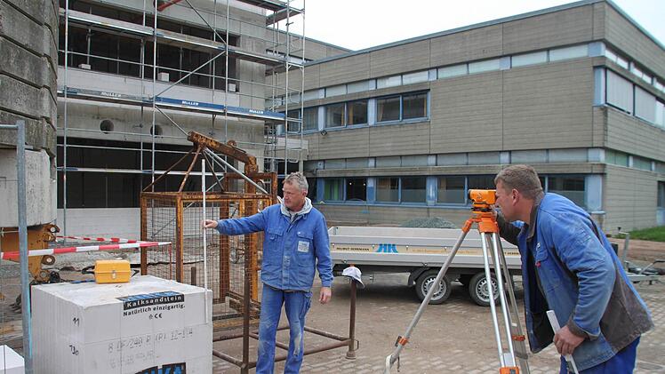 Großbaustelle Realschule: Der Anbau für die Ganztagsbetreuung mit Mensa, Aufenthalts- und Klassenräumen ist schon weit gediehen. Im Herbst soll das Gebäude fertig sein. Peter Herrmann (rechts) und Harald Neumann vom Mainleuser Baugeschäft Helmut Herrmann sind mit den Rohbauarbeiten beschäftigt.  Foto: Stephan Tiroch