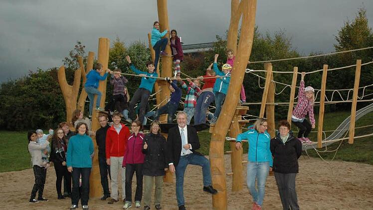 Eine tolle Aussicht und viel Platz zum Spielen und Bolzen und Chillen bietet in Beiersdorf der neu eingeweihte Spielplatz "Breite Leite". Foto: Edwin Meißinger