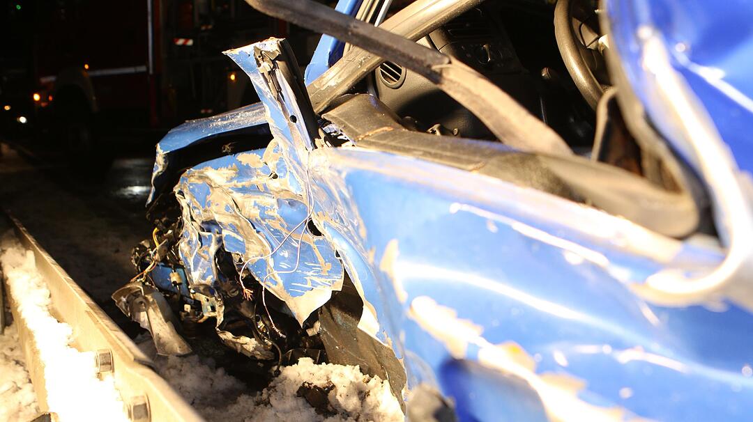 Frontalzusammenstoss auf der B2 fordert zwei verletzte Personen