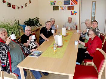 "Sehr, sehr schön". Das ist die einhellige Meinung der Bewohner. Ihren Nachmittagskaffee lassen sich schmecken (von links): Maria Schmitt, Klaus Mahr, Michael Friedrich, Margot Guttenberger, Erwin Bischoff, Gerda Wölfel, Lydia Einwag und Aloma Thomalsky."Sehr, sehr schön". Das ist die einhellige Meinung der Bewohner. Ihren Nachmittagskaffee lassen sich schmecken (von links): Maria Schmitt, Klaus Mahr, Michael Friedrich, Margot Guttenberger, Erwin Bischoff, Gerda Wölfel, Lydia Einwag und Aloma...
