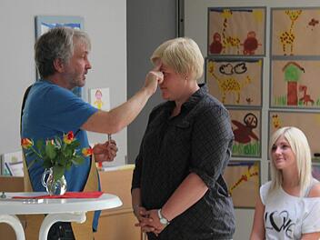 Diakon Uwe Holschuh (links) segnete die neue Kindergarten-Leiterin Heike Burkard. Foto: Ralf Kestel
