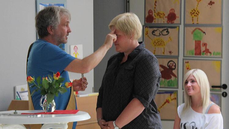 Diakon Uwe Holschuh (links) segnete die neue Kindergarten-Leiterin Heike Burkard. Foto: Ralf Kestel