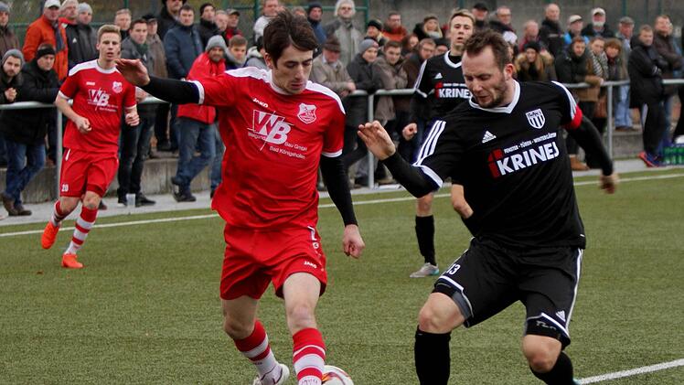 Endstation bei seinem Sturmlauf ist hier für den Aubstadter Angreifer David Noack (links) beim Sander Kapitän Daniel Krüger, der ihm den Ball vom Fuß spitzelt.