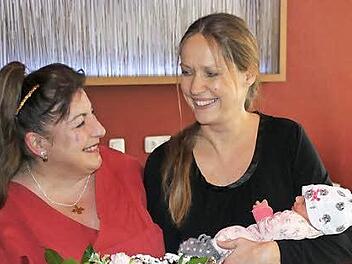 Ein gutes Team: Mutter Sandy Weber mit ihrer Tochter Emely Sophie und der Hebamme Carola Lutsch, die die beiden betreut.  Foto: Klaus Schmitt