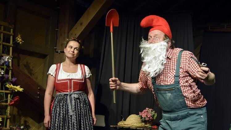 Der Gartenzwerg (Jan Burdinski) wird gegenüber Adele (Ingrit Gabriel) handgreiflich. Foto: Andreas Welz