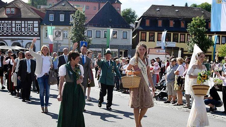 Die Ehrengäste mit (von links): der "Weißen Frau" (Kerstin Zillig) Korbstadtkönigin Maria I. und Christine Leikeim. Dahinter die drei Bürgermeister