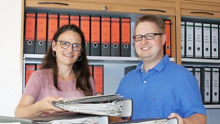 Angela Stichler und Andreas Krahmann packen die ersten Akten im Finanzamt ein. Fotos: Ralf Ruppert