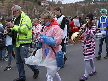 In bunten Kostümen sorgt auch die Stadtkapelle für die entsprechende Stimmung. Fotos: Günther Geiling