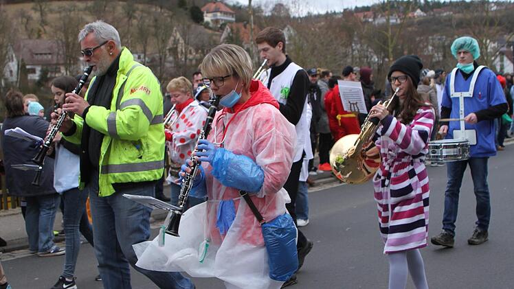 In bunten Kostümen sorgt auch die Stadtkapelle für die entsprechende Stimmung. Fotos: Günther Geiling