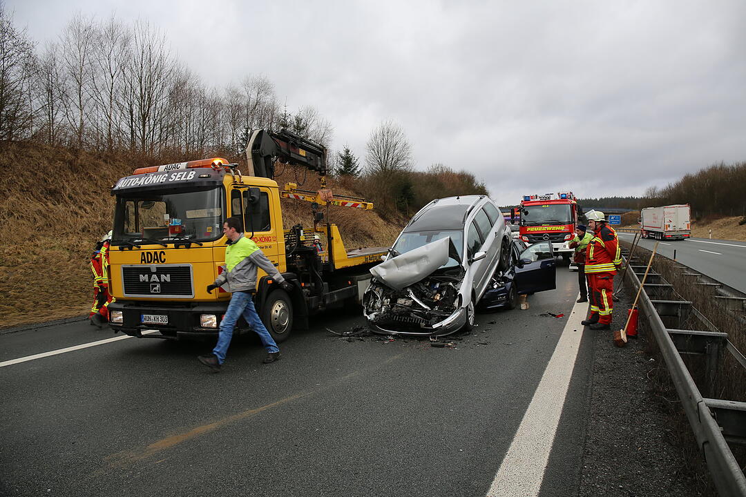 Schwerer Unfall im Landkreis Wunsiedel: Vier Fahrzeuge krachen ineinander