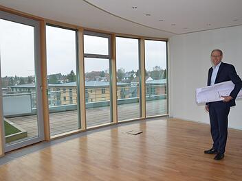 Bürgermeister German Hacker in seinem Amtszimmer für die nächsten Jahre: Vom Balkon im fünften Stock hat er einen wunderbaren Blick über die Stadt. Er zieht damit  ganz nach oben, wo einst Firmenchef Jochen Zeitz die Weichen stellte. Fotos: Bernhard Panzer