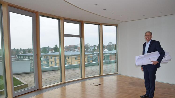 Bürgermeister German Hacker in seinem Amtszimmer für die nächsten Jahre: Vom Balkon im fünften Stock hat er einen wunderbaren Blick über die Stadt. Er zieht damit  ganz nach oben, wo einst Firmenchef Jochen Zeitz die Weichen stellte. Fotos: Bernhard Panzer
