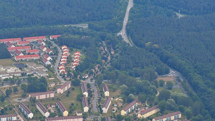 Das Luftbild zeigt, wie eng Natosiedlung, Offizierssiedlung  und das Ankerzentrum beieinander liegen. Die Fläche, die jetzt von der Flüchtlingseinrichtung abgetrennt werden soll, liegt rechts des Kreisverkehrs. Diesem Verkehrsknotenpunkt vorgelagert sind auch die beiden umstrittenen Wohngebäude im Ankerzentrum.  Ronald Rinklef