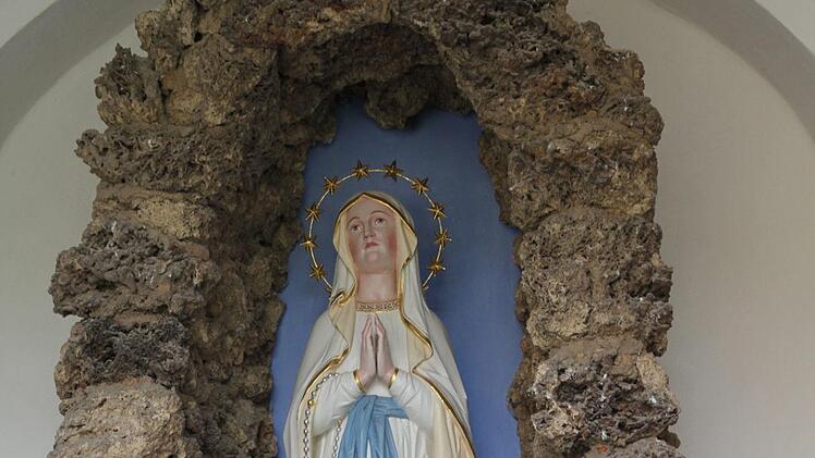 Die Lourdes-Madonna in der Mariengrotte neben der Kreuzbergkirche  Foto: Mathias Erlwein
