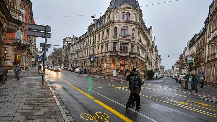 Wann haben kreuzende Fußgänger Vorrang? Ohne Ampel- oder anderweitige Vorfahrtsregelung nur dann, wenn sie die Straße an der Einmündung überqueren. Und nur vor abbiegenden Fahrzeugen -  nicht vor Geradeaus-Fahrenden. Würden etwa Fußgänger die Herzog-Max-Straße (rechts im Bild) überqueren, hätten sie keinen Vorrang. Sind die Fußgänger wie hier bereits auf der Straße, müssen Abbieger aber natürlich warten. Für kreuzende Fußgänger gilt prinzipiell: Sie sollten sich gut umsehen und dann geradeaus...
