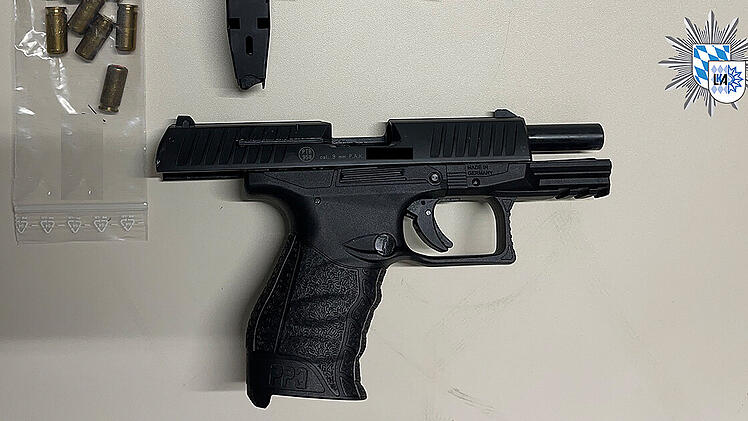 Beschlagnahmte Waffe bei Großrazzia