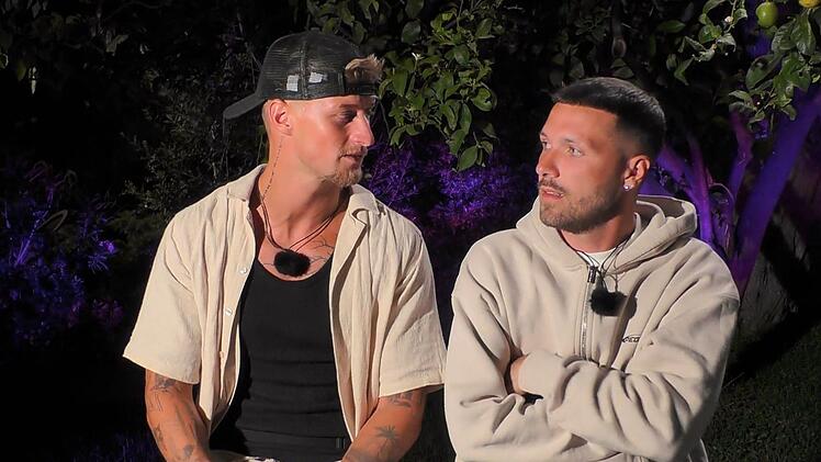 Laurenz (links) und Wladi sind geschockt von dem, was sie erfahren.