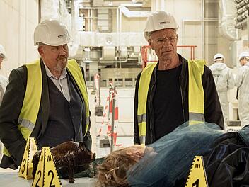 Mord an der Oper! Elli Zander (Ines Lutz), die R&uuml;stmeisterin, wird erschossen im Lastenaufzug aufgefunden. Max Ballauf (Klaus J. Behrendt) und Freddy Schenk (Dietmar B&auml;r, links) ermitteln.