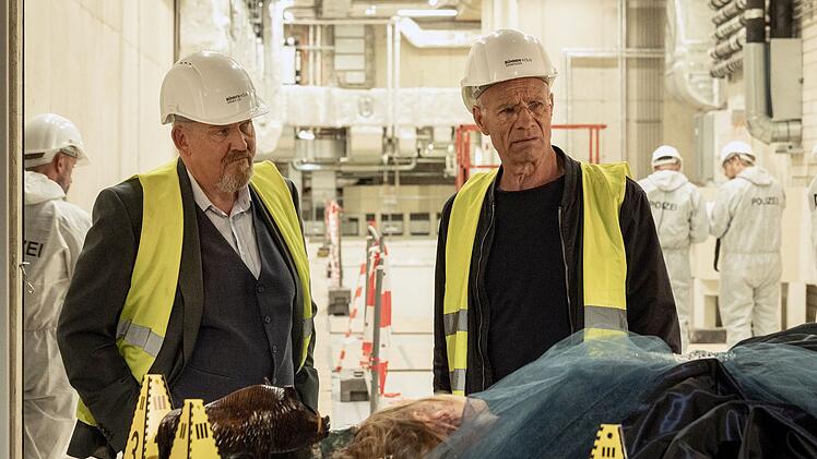 Mord an der Oper! Elli Zander (Ines Lutz), die R&uuml;stmeisterin, wird erschossen im Lastenaufzug aufgefunden. Max Ballauf (Klaus J. Behrendt) und Freddy Schenk (Dietmar B&auml;r, links) ermitteln.