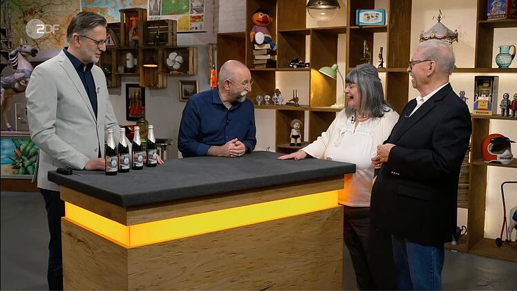 Gemeinsam mit seiner Ehefrau Christine hatte Verk&auml;ufer J&uuml;rgen (rechts) die Bierflaschen all die Jahre aufbewahrt.