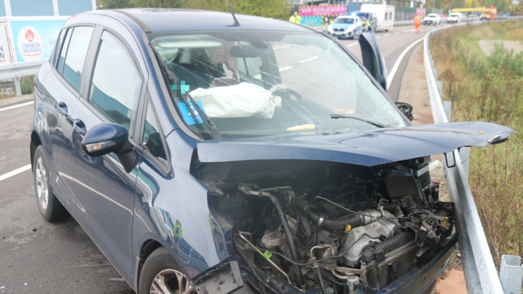 Frontalcrash auf B470 bei Diespeck: Rettungshubschrauber im Einsatz, vier Verletzte
