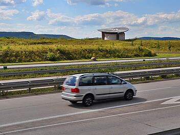 Die halbfertige  Autobahnkirche an der A 71 bei Mellrichstadt. Foto: Hanns Friedrich