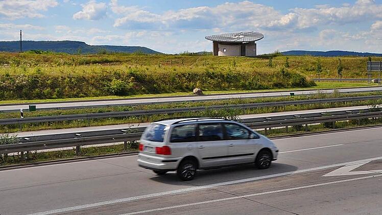 Die halbfertige  Autobahnkirche an der A 71 bei Mellrichstadt. Foto: Hanns Friedrich