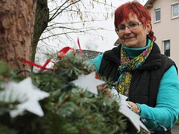 Der Gartenbauverein hat einen großen Adventskranz am Pavillon in der Dorfmitte eingerichtet. Letzterer hat sich zu einem beliebten Treffpunkt für Jugendliche und Senioren gleichermaßen entwickelt.