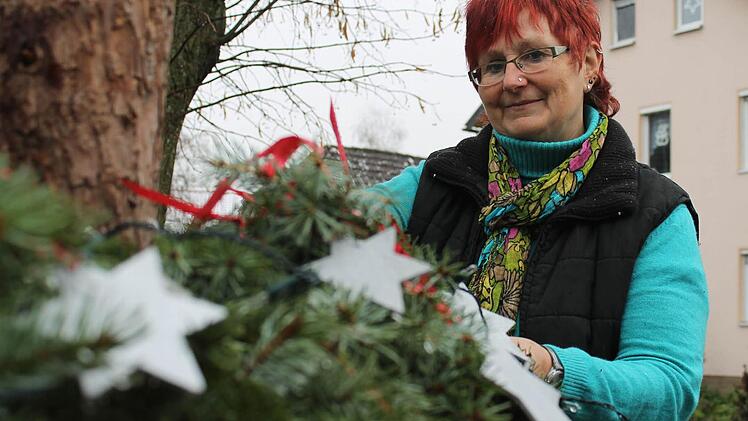 Der Gartenbauverein hat einen großen Adventskranz am Pavillon in der Dorfmitte eingerichtet. Letzterer hat sich zu einem beliebten Treffpunkt für Jugendliche und Senioren gleichermaßen entwickelt.