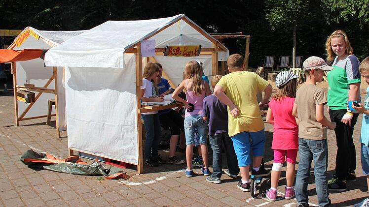 Gedränge vor der Röba-Bank