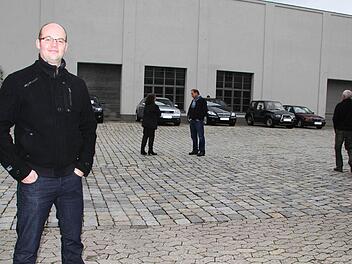 Obwohl sich Angebot und Nachfrage in Grenzen hielten, war Round-Table Präsident Florian Drechsler mit dem ersten Gebrauchwagenmarkt auf dem Mönchshof-Gelände zufrieden. Die Mitglieder des Service-Clubs starten im Frühjahr einen zweiten Versuch. Fotos: Sonja Adam