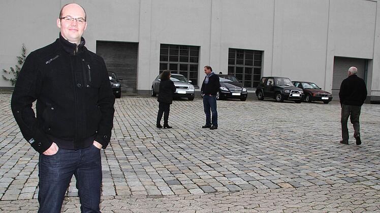 Obwohl sich Angebot und Nachfrage in Grenzen hielten, war Round-Table Präsident Florian Drechsler mit dem ersten Gebrauchwagenmarkt auf dem Mönchshof-Gelände zufrieden. Die Mitglieder des Service-Clubs starten im Frühjahr einen zweiten Versuch. Fotos: Sonja Adam