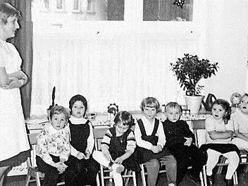 Tante Inge trug immer weiße Schürzen. Bei der Feier des 50-jährigen Bestehens "ihres" Kindergartens ist sie natürlich dabei. Foto: privat