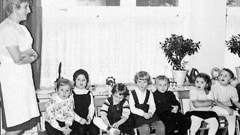 Tante Inge trug immer weiße Schürzen. Bei der Feier des 50-jährigen Bestehens "ihres" Kindergartens ist sie natürlich dabei. Foto: privat