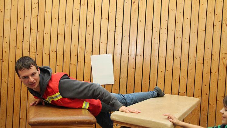 Yanek zeigt, wie man sich aus einem Eisloch arbeitet.