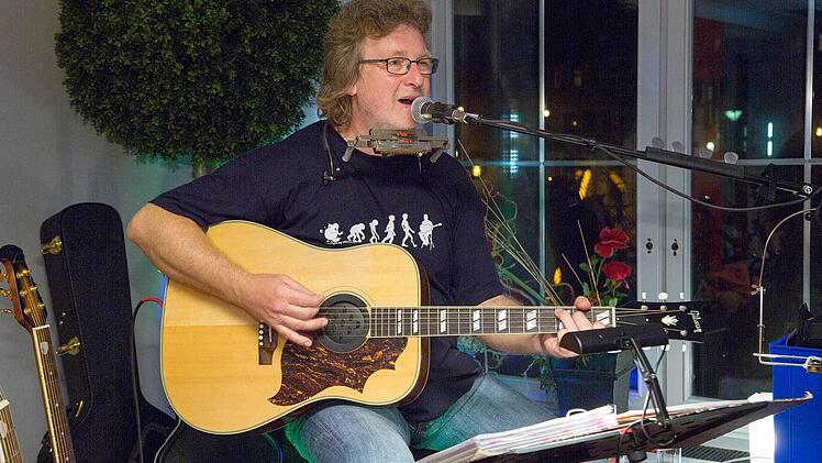 Gepflegt ging es im Korbstadt-Café zu wo Dieter Schreier als One-Man-Band die Gäste unterhielt.-