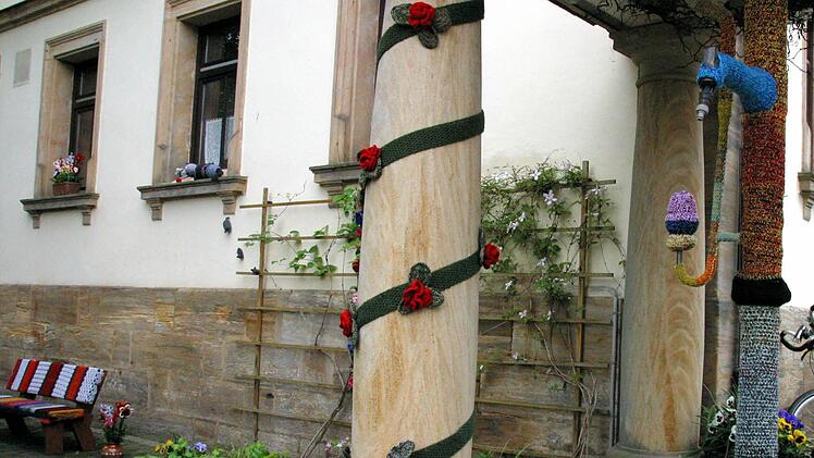 Der Dorfbrunnen bekam auch eine Dekoration aus Wolle. Foto: Bettina Knauth