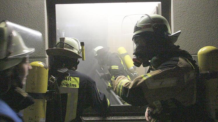 Mit Atemschutzausrüstung arbeiten sich die Retter vor. Foto: Josef Hofbauer
