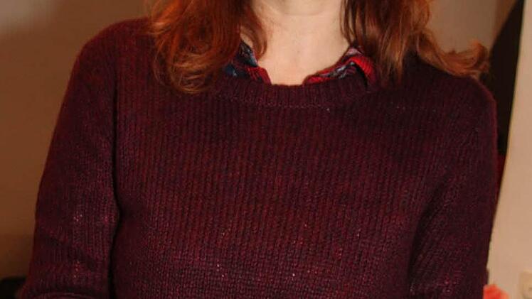 Pamela Bruhn bastelt Eichelbroschen. Foto: Sonja Adam