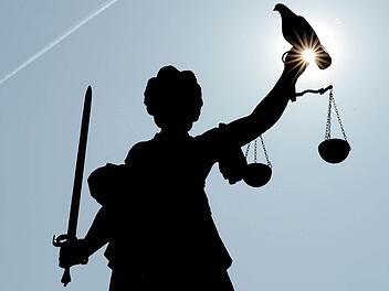 Im Vergewaltigungsprozess vor dem Landgericht Bayreuth hat am Dienstag die Ex-Frau den Angeklagten schwer belastet. Foto: Arne Dedert / dpa