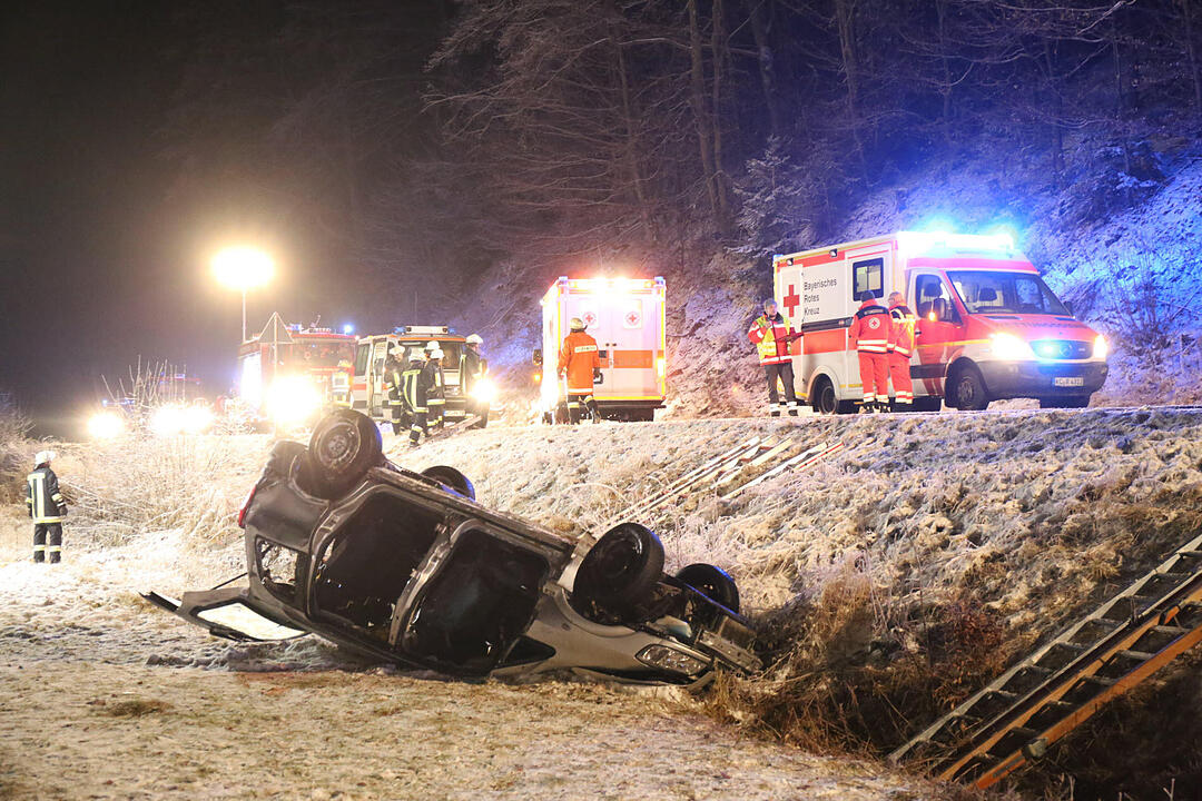 Pkw überschlägt sich im Kreis Hof - 5 Verletzte